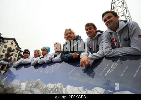 Virgin Group Gründer und CEO Sir Richard Branson (3rd R) posiert neben dem Team des Big Change Charitable Trust (L-R) Sam Branson, Holly Branson, Sams Verlobte Isabella Calthorpe, Prinzessin Beatrice von York, Sam Richardson und Phil Nevin am 3. September 2012 in Chamonix, Französische Alpen. Sir Richard schloss sich dem Team an, um den höchsten Berg Westeuropas, den Mont Blanc, zu besteigen. Gegründet von den Kindern Holly und Sam von Branson zusammen mit ihren Freunden, arbeitet der Trust mit gemeinnützigen Projekten in ganz Großbritannien zusammen und unterstützt sie bei ihrer Mission, junge Menschen zu inspirieren und zu ermutigen Stockfoto