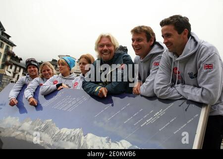 Virgin Group Gründer und CEO Sir Richard Branson (3rd R) posiert neben dem Team des Big Change Charitable Trust (L-R) Sam Branson, Holly Branson, Sams Verlobte Isabella Calthorpe, Prinzessin Beatrice von York, Sam Richardson und Phil Nevin am 3. September 2012 in Chamonix, Französische Alpen. Sir Richard schloss sich dem Team an, um den höchsten Berg Westeuropas, den Mont Blanc, zu besteigen. Gegründet von den Kindern Holly und Sam von Branson zusammen mit ihren Freunden, arbeitet der Trust mit gemeinnützigen Projekten in ganz Großbritannien zusammen und unterstützt sie bei ihrer Mission, junge Menschen zu inspirieren und zu ermutigen Stockfoto