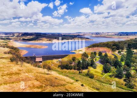 Damm und Auslauf auf Fish River und Lake Oberon in zentralen Tablelands von NSW, Australien - Luftaufnahme. Stockfoto