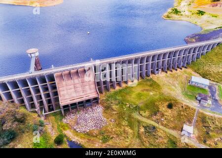 Betonwand des Wasserkraftwerks am Fish River, der den Lake Oberon in NSW von Australien bildet - Luftaufnahme. Stockfoto