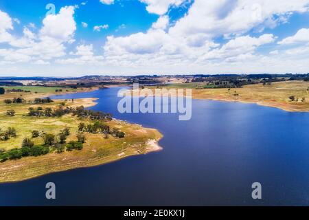 Schlangenförmiger Oberon See über Oberon Damm am Fish River in Australian Blue Mountains - Luftaufnahme. Stockfoto