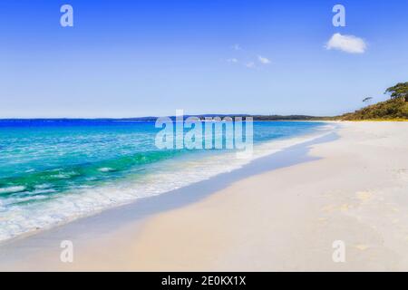 Glatter, makelloser weißer Sandstrand in der Jervis Bucht von Australien an einem sonnigen Sommertag - perfektes Urlaubsziel. Stockfoto