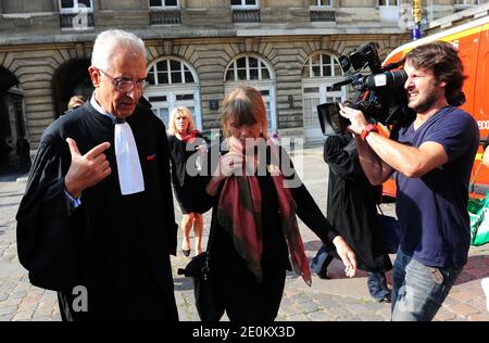 Der Anwalt der Straftäter, Jean-Yves Leborgne und Mutter von Susana Zeterberg, Asa Palqist, sind am 4. September 2012 im Gerichtsgebäude in Paris, Frankreich, vor dem Prozess gegen Bruno Cholet, einen Serienvergewaltiger, der im Zentrum von Paris ein illegales Taxi Betrieb, Für die Entführung und Ermordung der schwedischen Studentin Susanna Zetterberg im Jahr 2008. Foto von Mousse/ABACAPRESS.COM Stockfoto