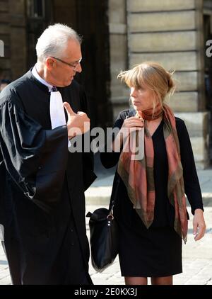 Der Anwalt der Straftäter, Jean-Yves Leborgne und Mutter von Susana Zeterberg, Asa Palqist, sind am 4. September 2012 im Gerichtsgebäude in Paris, Frankreich, vor dem Prozess gegen Bruno Cholet, einen Serienvergewaltiger, der im Zentrum von Paris ein illegales Taxi Betrieb, Für die Entführung und Ermordung der schwedischen Studentin Susanna Zetterberg im Jahr 2008. Foto von Mousse/ABACAPRESS.COM Stockfoto