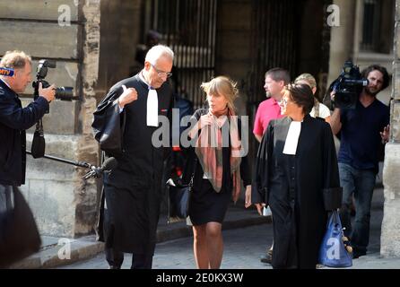 Der Anwalt der Straftäter, Jean-Yves Leborgne und Mutter von Susana Zeterberg, Asa Palqist, sind am 4. September 2012 im Gerichtsgebäude in Paris, Frankreich, vor dem Prozess gegen Bruno Cholet, einen Serienvergewaltiger, der im Zentrum von Paris ein illegales Taxi Betrieb, Für die Entführung und Ermordung der schwedischen Studentin Susanna Zetterberg im Jahr 2008. Foto von Mousse/ABACAPRESS.COM Stockfoto