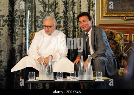 Alain Ducasse und Jean Bernard Bros bei der Präsentation des Restaurants „3e Edition de Tous au“ im Hotel de ville de Paris, Paris, Frankreich am 4. september 2012. Foto von Alban Wyters/ABACAPRESS.COM Stockfoto