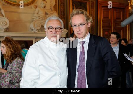 Alain Ducasse und Laurent Plantier waren am 4. september 2012 bei der Präsentation des "3e Edition de Tous au Restaurant" im Hotel de ville de Paris in Paris, Frankreich, anwesend. Foto von Alban Wyters/ABACAPRESS.COM Stockfoto