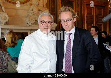 Alain Ducasse und Laurent Plantier waren am 4. september 2012 bei der Präsentation des "3e Edition de Tous au Restaurant" im Hotel de ville de Paris in Paris, Frankreich, anwesend. Foto von Alban Wyters/ABACAPRESS.COM Stockfoto