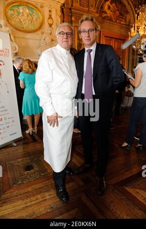 Alain Ducasse und Laurent Plantier waren am 4. september 2012 bei der Präsentation des "3e Edition de Tous au Restaurant" im Hotel de ville de Paris in Paris, Frankreich, anwesend. Foto von Alban Wyters/ABACAPRESS.COM Stockfoto