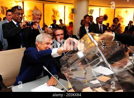 Der Präsident der französischen Sozialistischen Nationalversammlung und der ehemalige Präsident des seine-Saint-Denis-Generalrates Claude Bartolone und der neu gewählte Präsident des seine-Saint-Denis-Generalrats Stephane Troussel werden während einer Zeremonie zur Wahl des neuen Präsidenten des seine-Saint-Denis-Generalrats im Generalrat im Hotel des Departements Bobigny in der Nähe von Paris dargestellt. Frankreich, am 4. September 2012. Stephane Troussel wird zum neuen Präsidenten des seine-Saint-Denis-Rates gewählt. Foto von Mousse/ABACAPRESS.COM Stockfoto