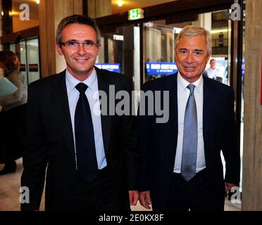 Der neu gewählte Präsident des seine-Saint-Denis-Generalrats, Stephane Troussel, und der Präsident der Sozialistischen Nationalversammlung Frankreichs und der ehemalige Präsident des seine-Saint-Denis-Generalrats, Claude Bartolone, sind bei einer Zeremonie zur Wahl des neuen Präsidenten des seine-Saint-Denis-Generalrats im Hotel des Departements Bobigny in der Nähe von Paris abgebildet. Frankreich, am 4. September 2012. Stephane Troussel wird zum neuen Präsidenten des seine-Saint-Denis-Rates gewählt. Foto von Mousse/ABACAPRESS.COM Stockfoto