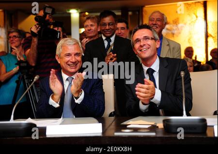 Der Präsident der französischen Sozialistischen Nationalversammlung und der ehemalige Präsident des seine-Saint-Denis-Generalrates Claude Bartolone und der neu gewählte Präsident des seine-Saint-Denis-Generalrats Stephane Troussel werden während einer Zeremonie zur Wahl des neuen Präsidenten des seine-Saint-Denis-Generalrats im Generalrat im Hotel des Departements Bobigny in der Nähe von Paris dargestellt. Frankreich, am 4. September 2012. Stephane Troussel wird zum neuen Präsidenten des seine-Saint-Denis-Rates gewählt. Foto von Mousse/ABACAPRESS.COM Stockfoto
