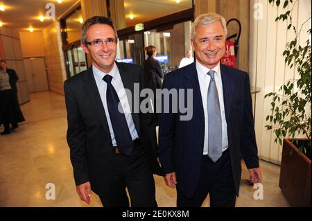 Der neu gewählte Präsident des seine-Saint-Denis-Generalrats, Stephane Troussel, und der Präsident der Sozialistischen Nationalversammlung Frankreichs und der ehemalige Präsident des seine-Saint-Denis-Generalrats, Claude Bartolone, sind bei einer Zeremonie zur Wahl des neuen Präsidenten des seine-Saint-Denis-Generalrats im Hotel des Departements Bobigny in der Nähe von Paris abgebildet. Frankreich, am 4. September 2012. Stephane Troussel wird zum neuen Präsidenten des seine-Saint-Denis-Rates gewählt. Foto von Mousse/ABACAPRESS.COM Stockfoto