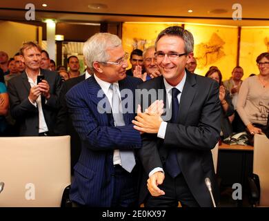 Der Präsident der französischen Sozialistischen Nationalversammlung und der ehemalige Präsident des seine-Saint-Denis-Generalrates Claude Bartolone und der neu gewählte Präsident des seine-Saint-Denis-Generalrats Stephane Troussel werden während einer Zeremonie zur Wahl des neuen Präsidenten des seine-Saint-Denis-Generalrats im Generalrat im Hotel des Departements Bobigny in der Nähe von Paris dargestellt. Frankreich, am 4. September 2012. Stephane Troussel wird zum neuen Präsidenten des seine-Saint-Denis-Rates gewählt. Foto von Mousse/ABACAPRESS.COM Stockfoto
