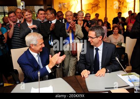 Der Präsident der französischen Sozialistischen Nationalversammlung und der ehemalige Präsident des seine-Saint-Denis-Generalrates Claude Bartolone und der neu gewählte Präsident des seine-Saint-Denis-Generalrats Stephane Troussel werden während einer Zeremonie zur Wahl des neuen Präsidenten des seine-Saint-Denis-Generalrats im Generalrat im Hotel des Departements Bobigny in der Nähe von Paris dargestellt. Frankreich, am 4. September 2012. Stephane Troussel wird zum neuen Präsidenten des seine-Saint-Denis-Rates gewählt. Foto von Mousse/ABACAPRESS.COM Stockfoto