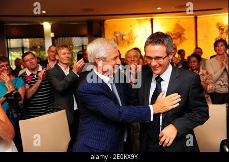 Der Präsident der französischen Sozialistischen Nationalversammlung und der ehemalige Präsident des seine-Saint-Denis-Generalrates Claude Bartolone und der neu gewählte Präsident des seine-Saint-Denis-Generalrats Stephane Troussel werden während einer Zeremonie zur Wahl des neuen Präsidenten des seine-Saint-Denis-Generalrats im Generalrat im Hotel des Departements Bobigny in der Nähe von Paris dargestellt. Frankreich, am 4. September 2012. Stephane Troussel wird zum neuen Präsidenten des seine-Saint-Denis-Rates gewählt. Foto von Mousse/ABACAPRESS.COM Stockfoto