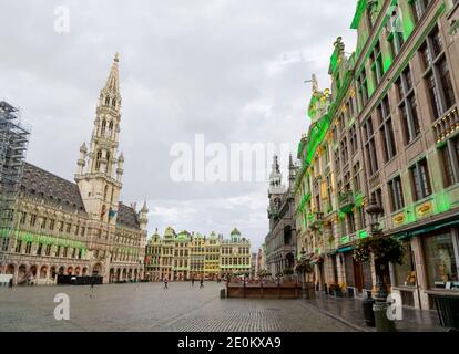 Der große Platz am Markt in der Altstadt von Brüssel, Belgien, ist am frühen Morgen geöffnet.
