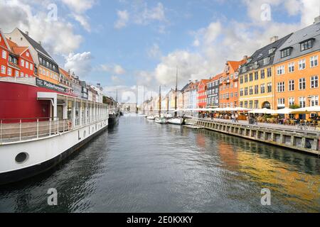 Touristen besichtigen, board Angelboote Speisen und Straßencafés an einem Herbsttag auf das 17. Jahrhundert waterfront canal Nyhavn in Kopenhagen, Dänemark. Stockfoto