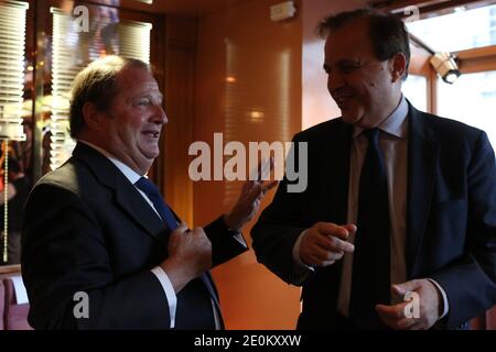 Pierre Charon und Roger Karoutchi sind vor einer Pressekonferenz des scheidenden Generalsekretärs der rechten UMP-Partei Jean-Francois Cope am 4. September 2012 in Neuilly bei Paris, Frankreich, zu sehen. Foto von Stephane Lemouton/ABACAPRESS.COM. Stockfoto