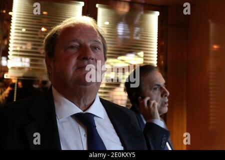 Pierre Charon und Roger Karoutchi sind vor einer Pressekonferenz des scheidenden Generalsekretärs der rechten UMP-Partei Jean-Francois Cope am 4. September 2012 in Neuilly bei Paris, Frankreich, zu sehen. Foto von Stephane Lemouton/ABACAPRESS.COM. Stockfoto