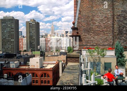 Zwei Männer sprechen auf einer Dachterrasse in SoHo, 1996, NYC, USA Stockfoto