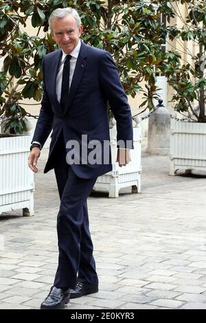 Bernard Arnault, CEO der Luxusgruppe LVMH, kommt im Hotel De Matignon vor einem Treffen mit dem französischen Premierminister Jean-Marc Ayrault am 05. september 2012 in Paris an. Foto von Stephane Lemouton/ABACAPRESS.COM. Stockfoto