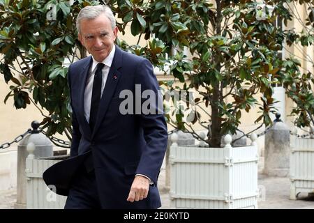 Bernard Arnault, CEO der Luxusgruppe LVMH, kommt im Hotel De Matignon vor einem Treffen mit dem französischen Premierminister Jean-Marc Ayrault am 05. september 2012 in Paris an. Foto von Stephane Lemouton/ABACAPRESS.COM. Stockfoto