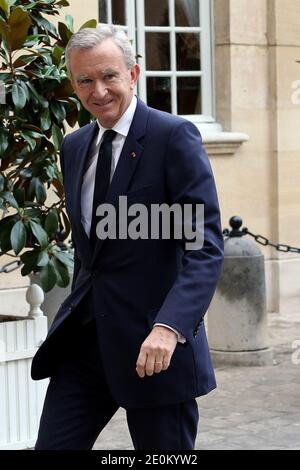 Bernard Arnault, CEO der Luxusgruppe LVMH, kommt im Hotel De Matignon vor einem Treffen mit dem französischen Premierminister Jean-Marc Ayrault am 05. september 2012 in Paris an. Foto von Stephane Lemouton/ABACAPRESS.COM. Stockfoto