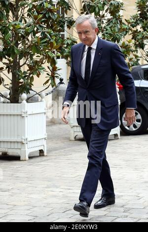 Bernard Arnault, CEO der Luxusgruppe LVMH, kommt im Hotel De Matignon vor einem Treffen mit dem französischen Premierminister Jean-Marc Ayrault am 05. september 2012 in Paris an. Foto von Stephane Lemouton/ABACAPRESS.COM. Stockfoto