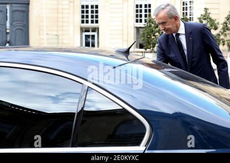 Der Vorstandsvorsitzende der Luxusgruppe LVMH Bernard Arnault verlässt das Hotel De Matignon nach einem Treffen mit dem französischen Premierminister Jean-Marc Ayrault am 05. september 2012 in Paris. Foto von Stephane Lemouton/ABACAPRESS.COM. Stockfoto