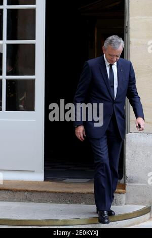 Der Vorstandsvorsitzende der Luxusgruppe LVMH Bernard Arnault verlässt das Hotel De Matignon nach einem Treffen mit dem französischen Premierminister Jean-Marc Ayrault am 05. september 2012 in Paris. Foto von Stephane Lemouton/ABACAPRESS.COM. Stockfoto