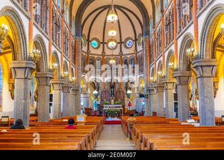 JEONJU, KOREA, 23. OKTOBER 2019: Inneres der katholischen Kirche Jeondong in Jeonju, Republik Korea Stockfoto