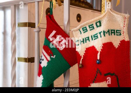 Vintage 1950 handgestrickte Weihnachtsstrümpfe, USA Stockfoto