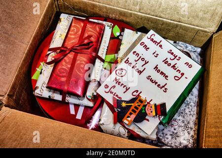 Aufgewickelte Weihnachtsgeschenke in der Verpackung, USA Stockfoto