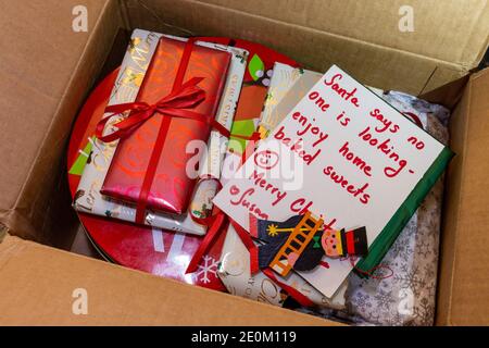 Aufgewickelte Weihnachtsgeschenke in der Verpackung, USA Stockfoto