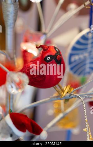 Vintage Weihnachtsschmuck auf Modern Holiday Tree, USA Stockfoto