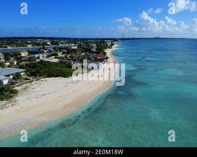 Die Luftaufnahme der Resorts entlang der Küste mit privaten weißen Stränden in der Nähe von Grand Turk, Turks & Caicos Stockfoto