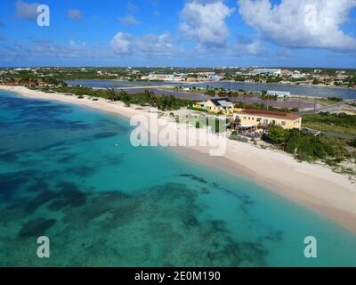 Die Luftaufnahme der Resorts entlang der Küste mit privaten weißen Stränden in der Nähe von Grand Turk, Turks & Caicos Stockfoto