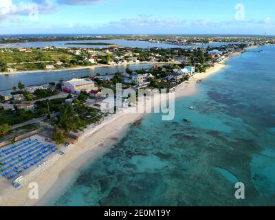 Die Luftaufnahme der Resorts entlang der Küste mit privaten weißen Stränden in der Nähe von Grand Turk, Turks & Caicos Stockfoto