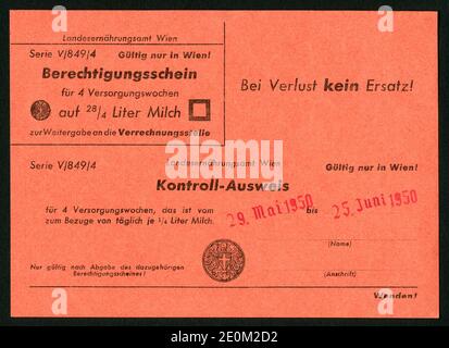 Europa, Österreich, Wien, Zeit nach dem 2. Weltkrieg, Kontrollausweis des Landesährungsamts Wien , Beratungsschein für 28 - 4 Liter Milch , gültig vom 1. 1950. Bis 28. Mai. Mai 1950, Größe: 14,7 cm x 10,6 cm, Rechte werden nicht vertreten. / Europa, Österreich, Wien, Zeit nach dem 2. Weltkrieg, Kontrollausweis der Wiener Lebensmittelagentur, Zulassung für 28 - 4 Liter Milch, gültig ab 01. 05. 1950 bis 28. 05. 1950, Größe: 14,7 cm x 10,6 cm, es gibt keine Rechte. Stockfoto