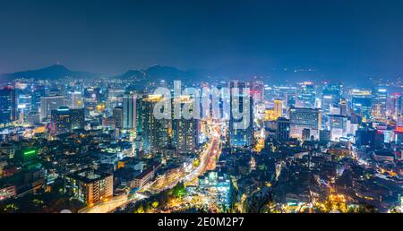 SEOUL, KOREA, 20. OKTOBER 2019: Nachtansicht der Innenstadt von seoul vom namsan Berg, Republik Korea Stockfoto