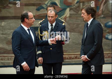 Sir Paul McCartney empfängt die Ehrenlegion von Frankreichs Präsident Francois Hollande während einer Zeremonie im Elysee-Palast in Paris, Frankreich am 8. September 2012. Foto von Christophe Guibbaud/Pool/ABACAPRESS.COM Stockfoto