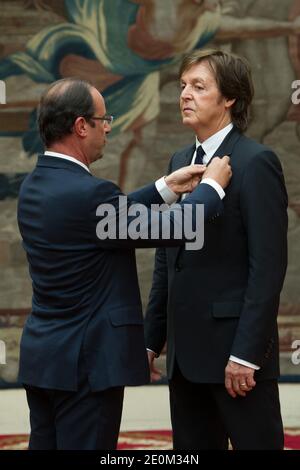 Sir Paul McCartney empfängt die Ehrenlegion von Frankreichs Präsident Francois Hollande während einer Zeremonie im Elysee-Palast in Paris, Frankreich am 8. September 2012. Foto von Christophe Guibbaud/Pool/ABACAPRESS.COM Stockfoto