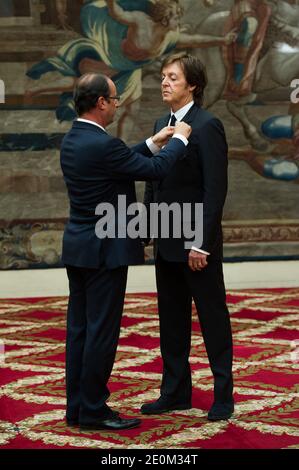 Sir Paul McCartney empfängt die Ehrenlegion von Frankreichs Präsident Francois Hollande während einer Zeremonie im Elysee-Palast in Paris, Frankreich am 8. September 2012. Foto von Christophe Guibbaud/Pool/ABACAPRESS.COM Stockfoto