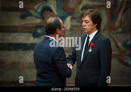 Sir Paul McCartney empfängt die Ehrenlegion von Frankreichs Präsident Francois Hollande während einer Zeremonie im Elysee-Palast in Paris, Frankreich am 8. September 2012. Foto von Christophe Guibbaud/Pool/ABACAPRESS.COM Stockfoto