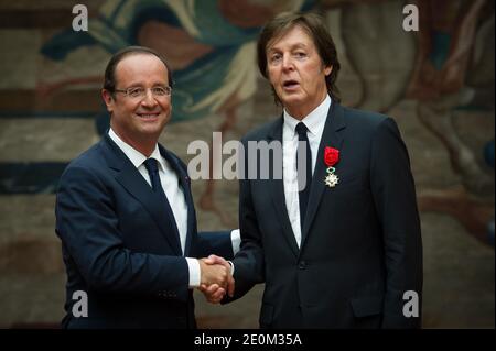 Sir Paul McCartney empfängt die Ehrenlegion von Frankreichs Präsident Francois Hollande während einer Zeremonie im Elysee-Palast in Paris, Frankreich am 8. September 2012. Foto von Christophe Guibbaud/Pool/ABACAPRESS.COM Stockfoto