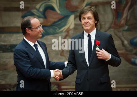 Sir Paul McCartney empfängt die Ehrenlegion von Frankreichs Präsident Francois Hollande während einer Zeremonie im Elysee-Palast in Paris, Frankreich am 8. September 2012. Foto von Christophe Guibbaud/Pool/ABACAPRESS.COM Stockfoto