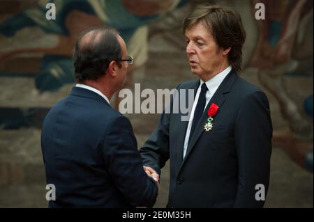 Sir Paul McCartney empfängt die Ehrenlegion von Frankreichs Präsident Francois Hollande während einer Zeremonie im Elysee-Palast in Paris, Frankreich am 8. September 2012. Foto von Christophe Guibbaud/Pool/ABACAPRESS.COM Stockfoto