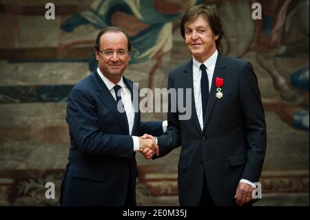 Sir Paul McCartney empfängt die Ehrenlegion von Frankreichs Präsident Francois Hollande während einer Zeremonie im Elysee-Palast in Paris, Frankreich am 8. September 2012. Foto von Christophe Guibbaud/Pool/ABACAPRESS.COM Stockfoto