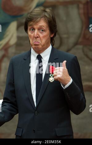 Sir Paul McCartney empfängt die Ehrenlegion von Frankreichs Präsident Francois Hollande während einer Zeremonie im Elysee-Palast in Paris, Frankreich am 8. September 2012. Foto von Christophe Guibbaud/Pool/ABACAPRESS.COM Stockfoto